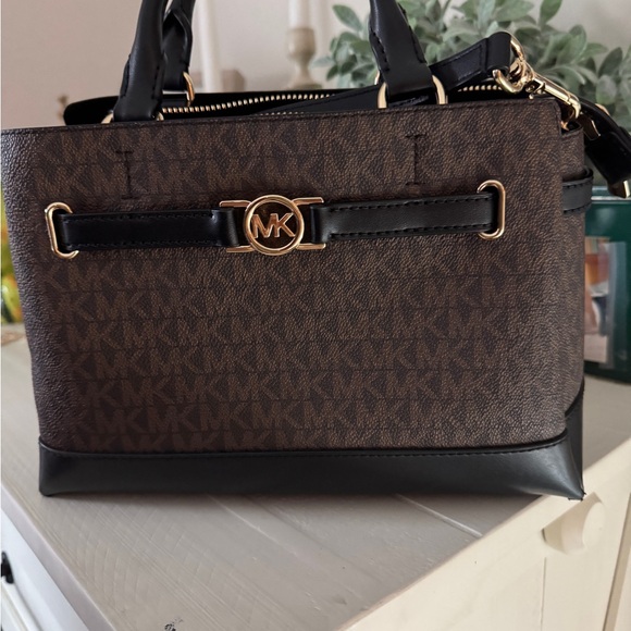 Michael Kors Reed Signature Logo Small Sachet Handbag- ***RESERVED FOR HEATHER** - Picture 2 of 9